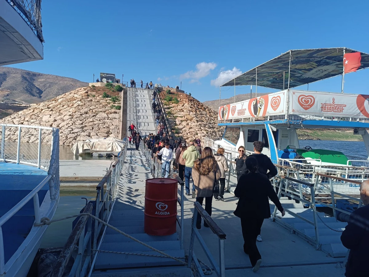 12 BİN YILLIK TARİHİ KENT HASANKEYF&rsquo;E ZİYARET&Ccedil;İ AKINI