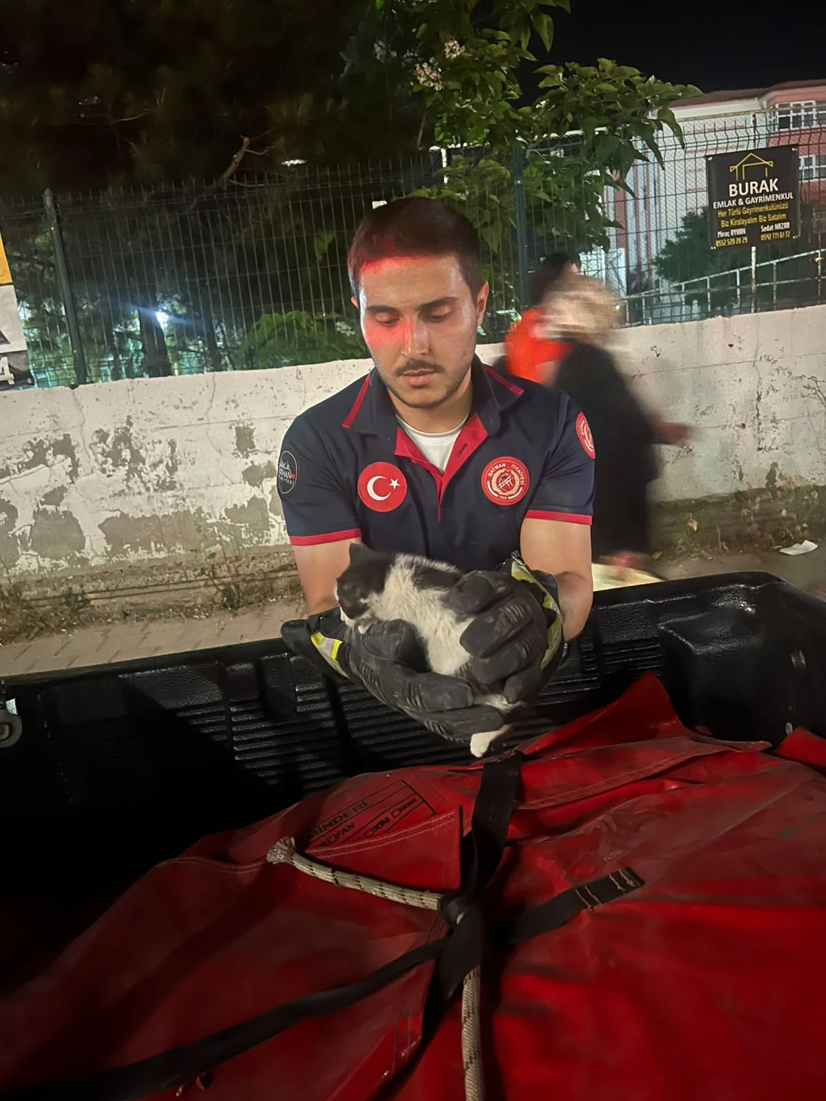 AĞA&Ccedil;TA MAHSUR KALAN KEDİYİ İTFAİYE KURTARDI