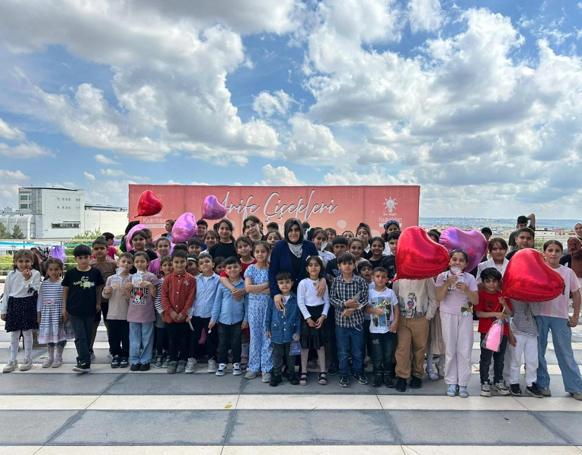 AK PARTİ KADIN KOLLARI&rsquo;NDAN YETİM &Ccedil;OCUKLARA BAYRAM SEVİNCİ: &ldquo;ARİFE &Ccedil;İ&Ccedil;EKLERİ&rdquo; Y&Uuml;ZLERİ G&Uuml;LD&Uuml;RD&Uuml;