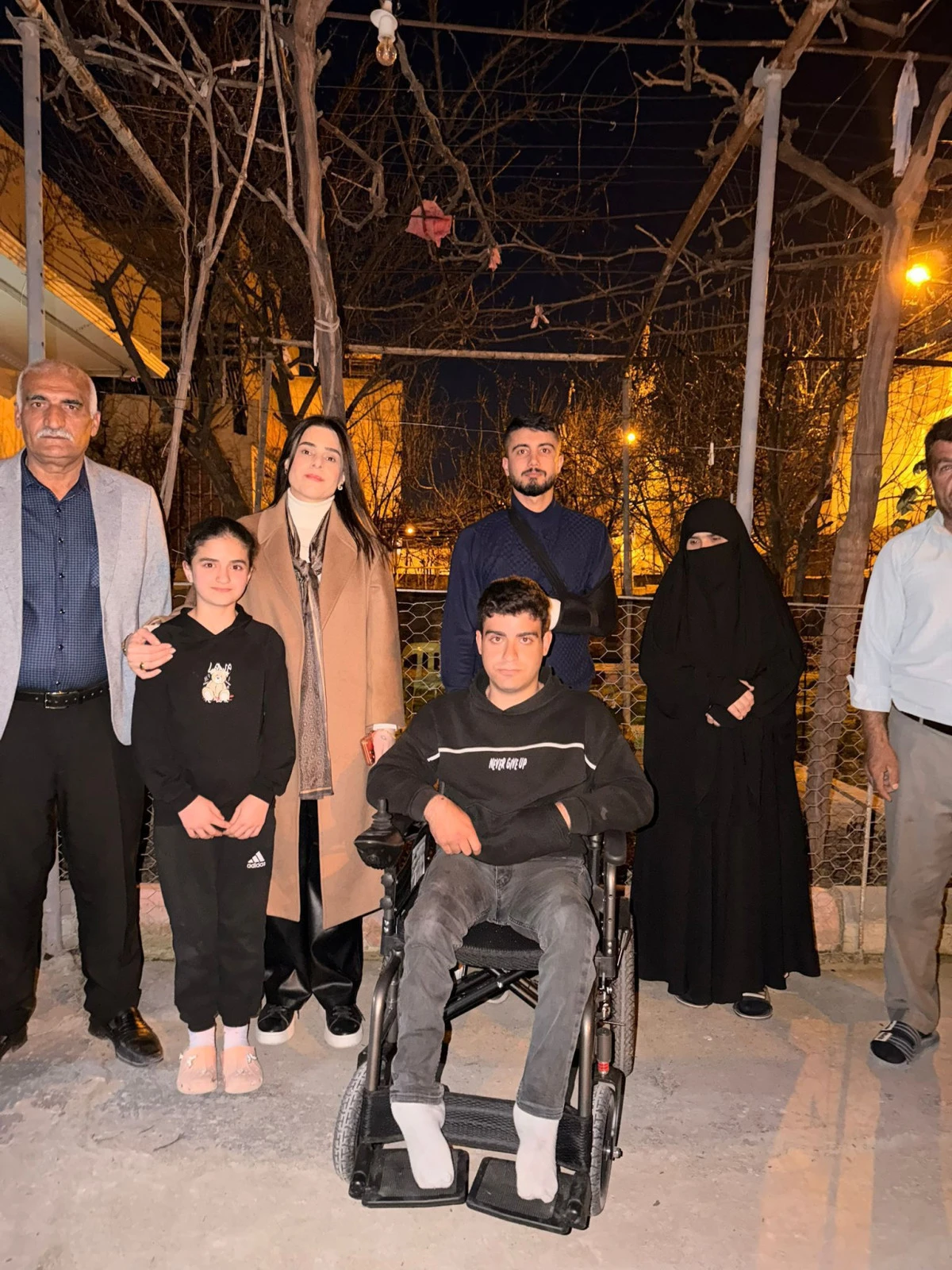 AK PARTİ&rsquo;DEN ANLAMLI DESTEK: YASİN&rsquo;E AK&Uuml;L&Uuml; TEKERLEKLİ SANDALYE