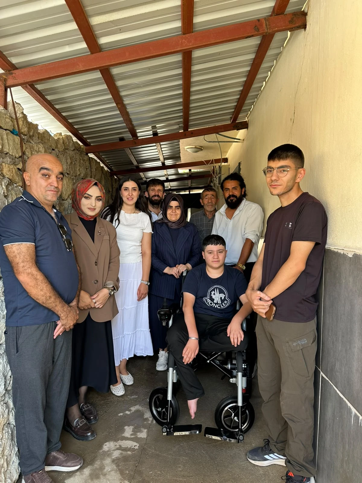 AKParti Batman Kadın Kollarından Engelli Vatandaşlara Sandalye Desteği