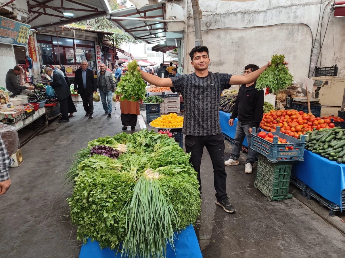 ALO TEVŞO SEMT PAZARINDA ORGANİK K&Ouml;Y &Uuml;R&Uuml;NLERİNİ TEK FİYATA SATIYOR