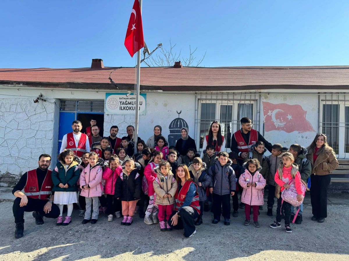 ANDA G&Ouml;N&Uuml;LL&Uuml;LERİ &Ccedil;OCUKLARIN Y&Uuml;Z&Uuml;N&Uuml; G&Uuml;LD&Uuml;RD&Uuml;