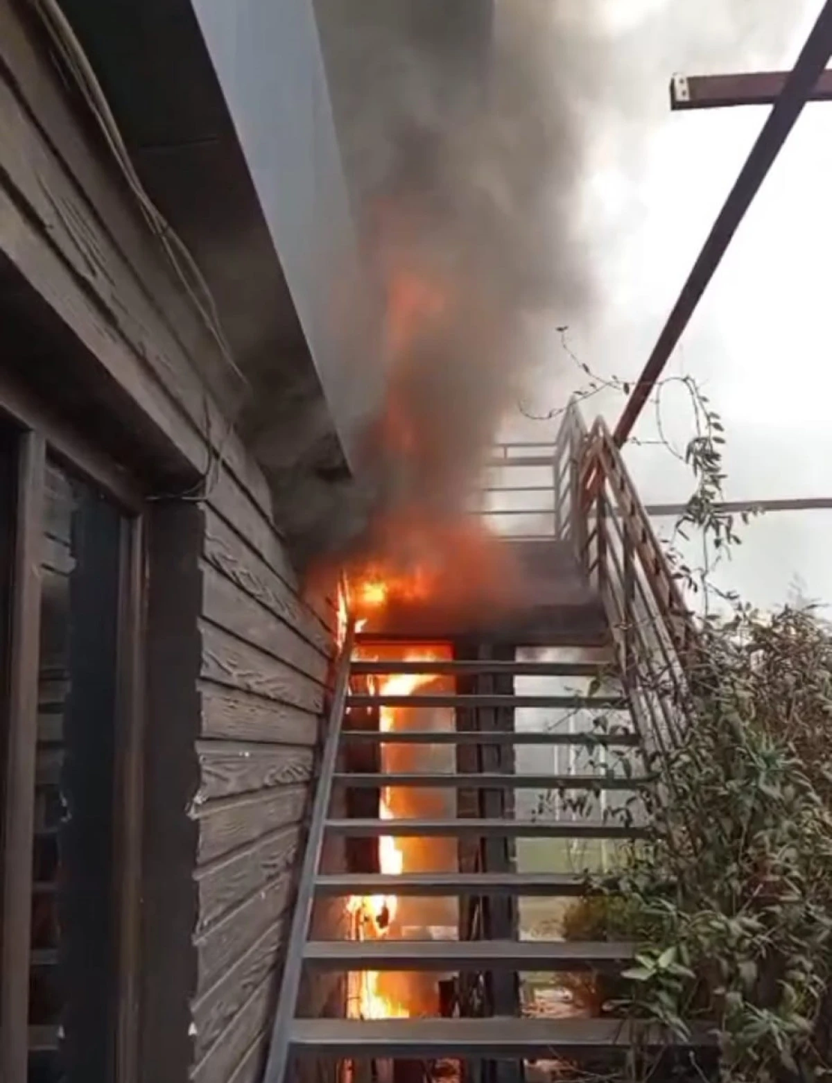 AT &Ccedil;İFTLİĞİ&rsquo;NDE ELEKTRİK PANOSU ALEV ALDI