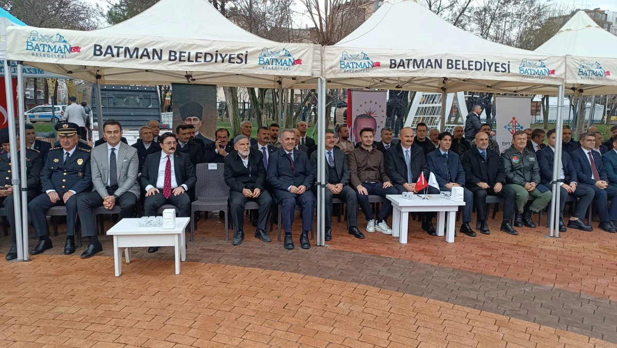 ATAT&Uuml;RK PARKI&rsquo;NDAKİ BAYRAMLAŞMADA PROTOKOL VE VATANDAŞ BİR ARADA
