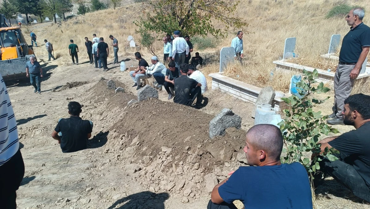 BABA VE İKİ ÇOCUĞU AYNI YERDE ANNE İSE BATMAN’DA TOPRAĞA VERİLDİ