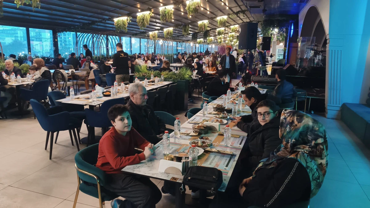 BABYLON CAFE & RESTAURANT &Ccedil;ALIŞANLARINA İFTAR YEMEĞİ VERDİ