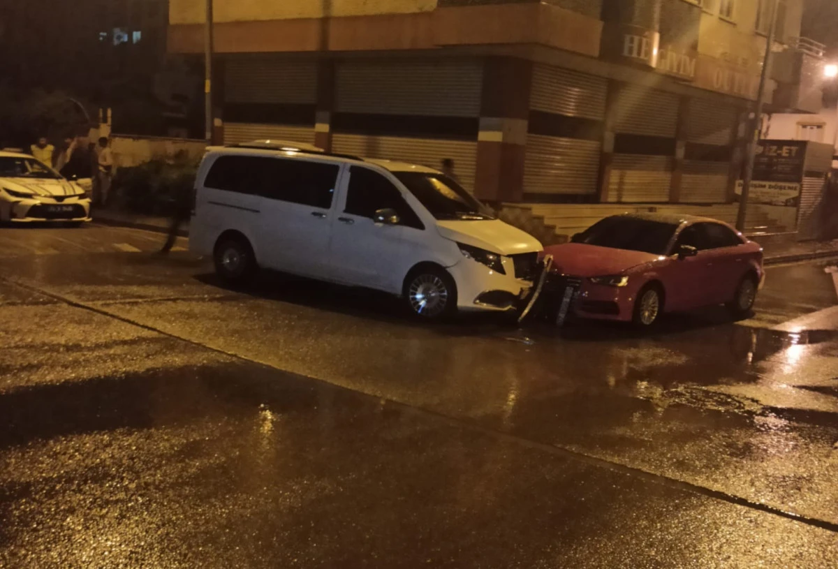 BAH&Ccedil;ELİEVLER MAHALLESİ'NDE MADDİ HASARLI KAZA