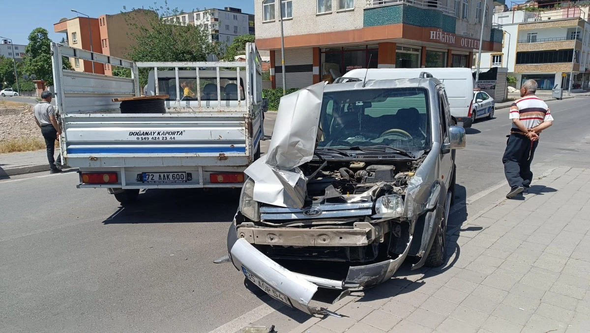 BAHÇELİEVLER’DE MADDİ HASARLI TRAFİK KAZASI