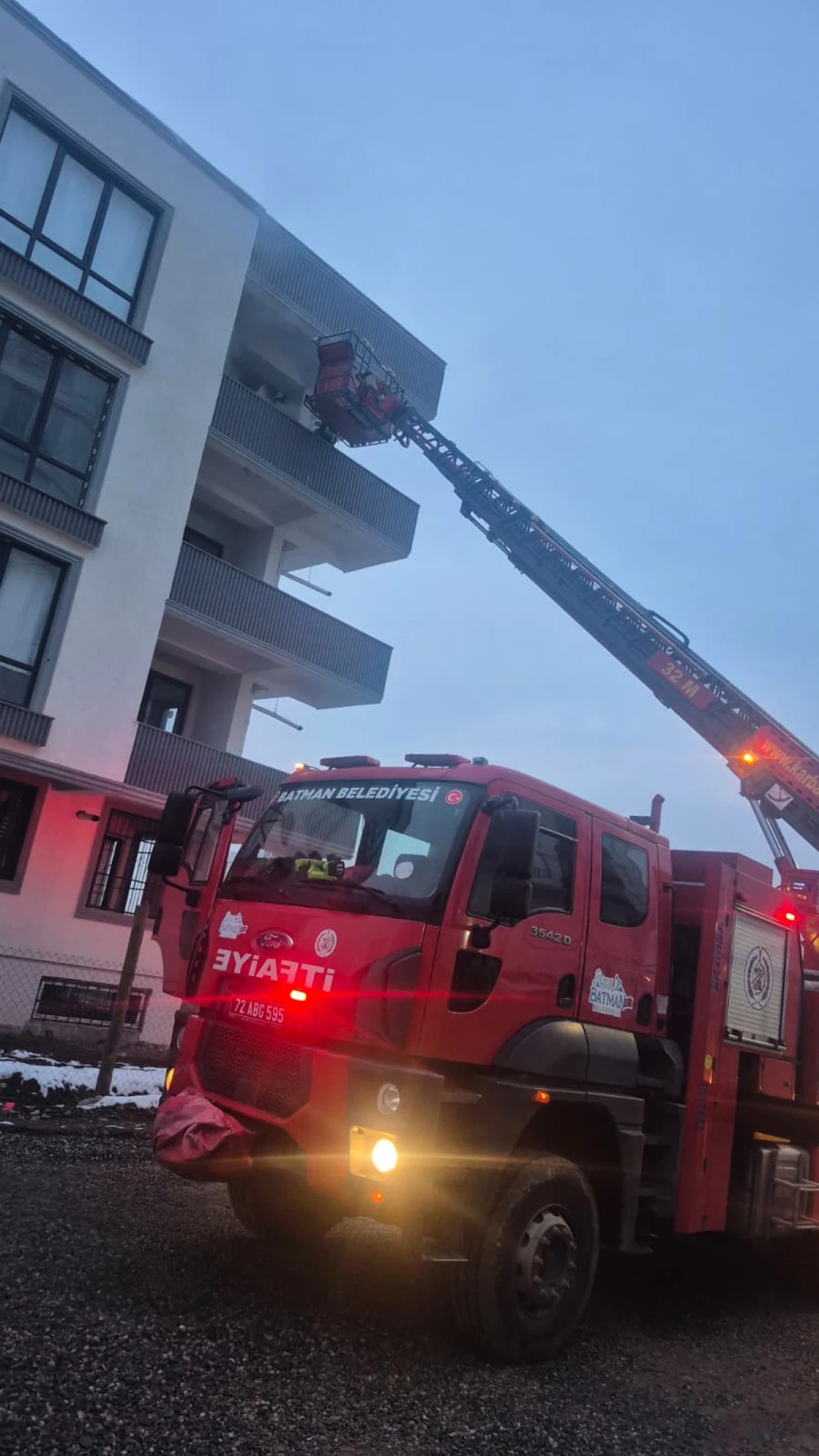 BALKONUNDA &Ccedil;IKAN YANGIN S&Ouml;ND&Uuml;R&Uuml;LD&Uuml;