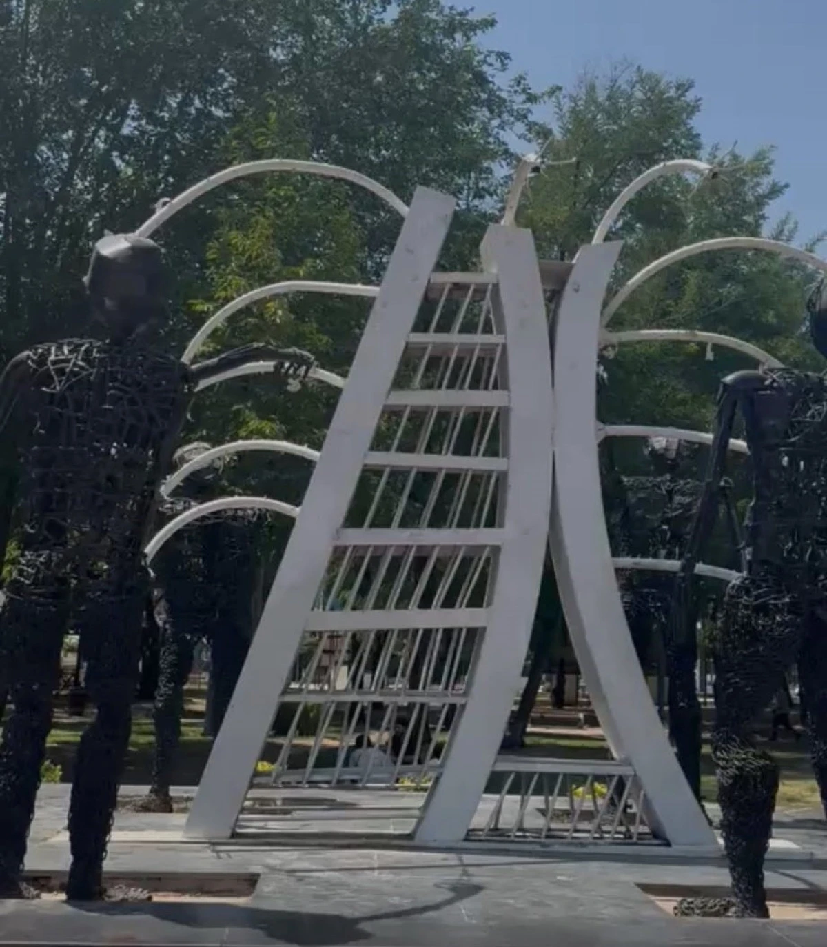 BARIŞ HEYKELİ'NDEKİ UNUTULAN &Ccedil;ANAK ANTEN KALDIRILDI
