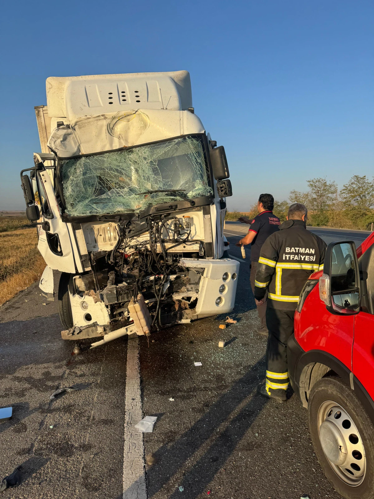 BATMAN-DİYARBAKIR KARAYOLU’NDA TIR KAZASI: BİR ŞOFÖR ARAÇTA SIKIŞTI