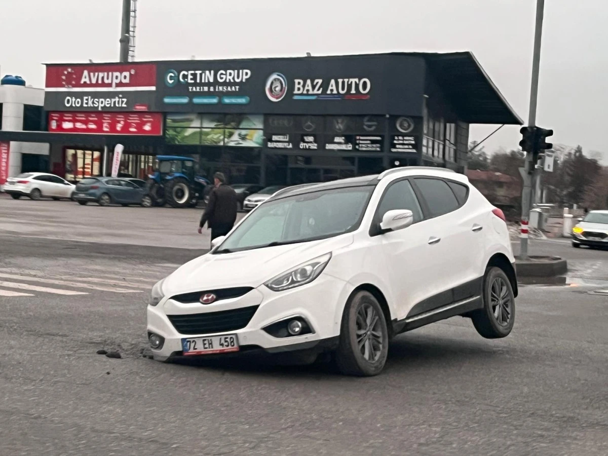 BATMAN-DİYARBAKIR YOLUNDA &Ccedil;&Ouml;KME: OTOMOBİL MİNİK OBRUĞA D&Uuml;ŞT&Uuml;