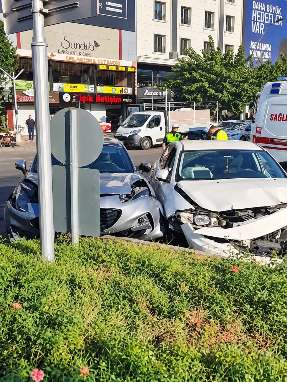 BATMAN D&Ouml;RTYOL KAVŞAĞINDA KAZA: 1 YARALI