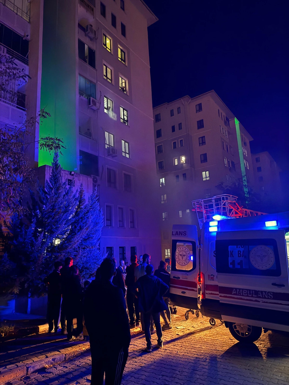 BATMAN EMEKLİ TOKİ KONUTLARINDA YANGIN: EVDE MAHSUR KALANLAR İTFAİYE MERDİVENİYLE KURTARILDI