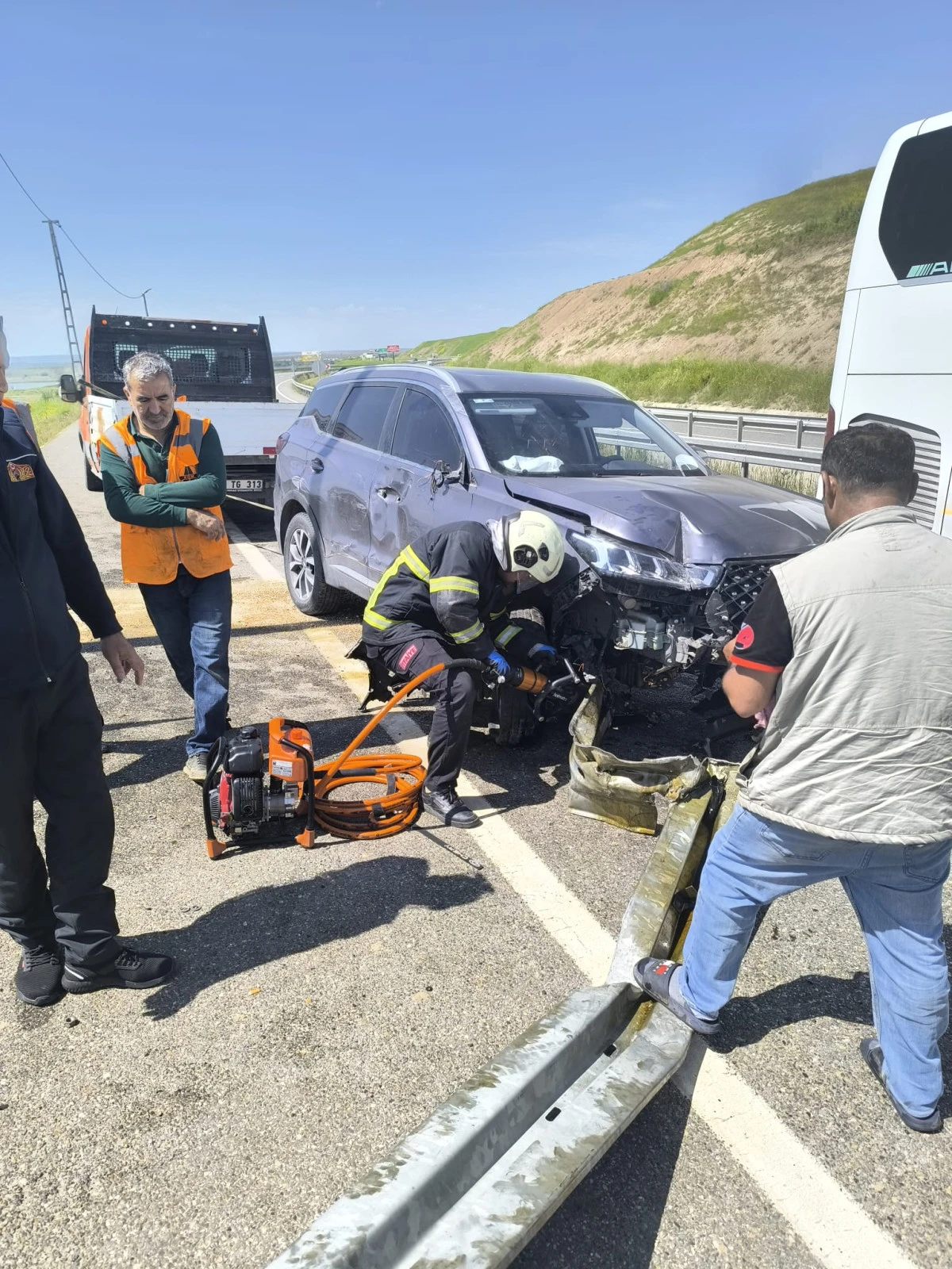 BATMAN GİRİŞİNDE OTOMOBİL BARİYERLERE SAPLANDI!