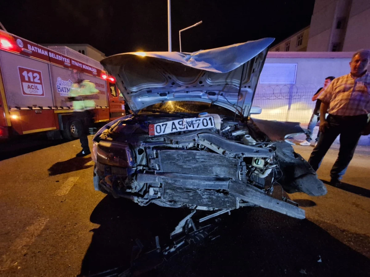 BATMAN G&Uuml;LTEPE MAHALLESİ'NDE TRAFİK KAZASI: 2 YARALI