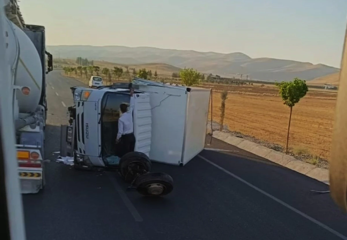 BATMAN-HASANKEYF KARAYOLUNDA TIR DEVRİLDİ: 1 YARALI