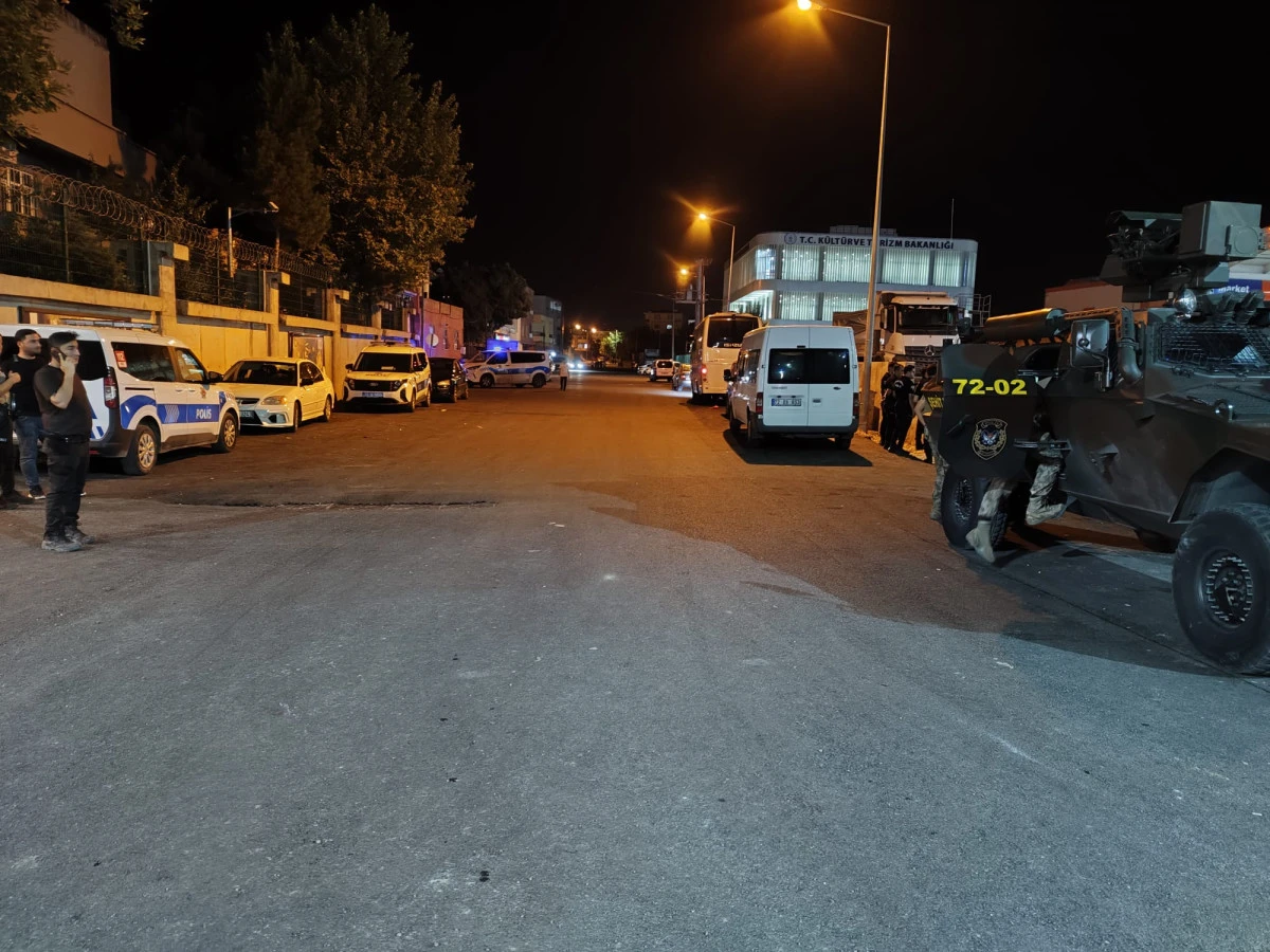 BATMAN KENT MERKEZİNDE &Ccedil;IKAN KAVGA, POLİSİN M&Uuml;DAHALESİ OLAYLARI B&Uuml;Y&Uuml;MEDEN &Ouml;NLEDİ