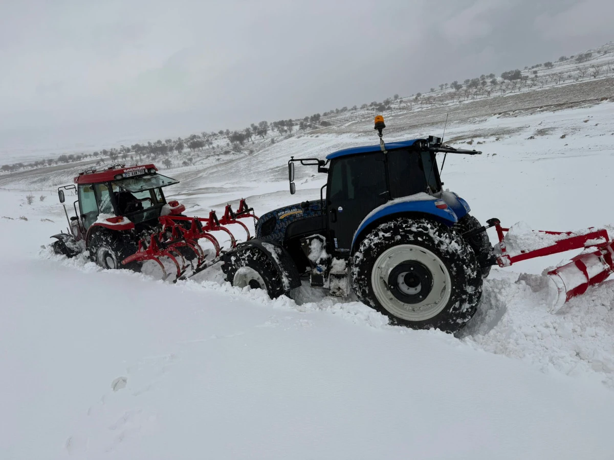 BATMAN KIRSALINDA YOLLAR KAPANDI, TRAKT&Ouml;RLER KARA SAPLANDI