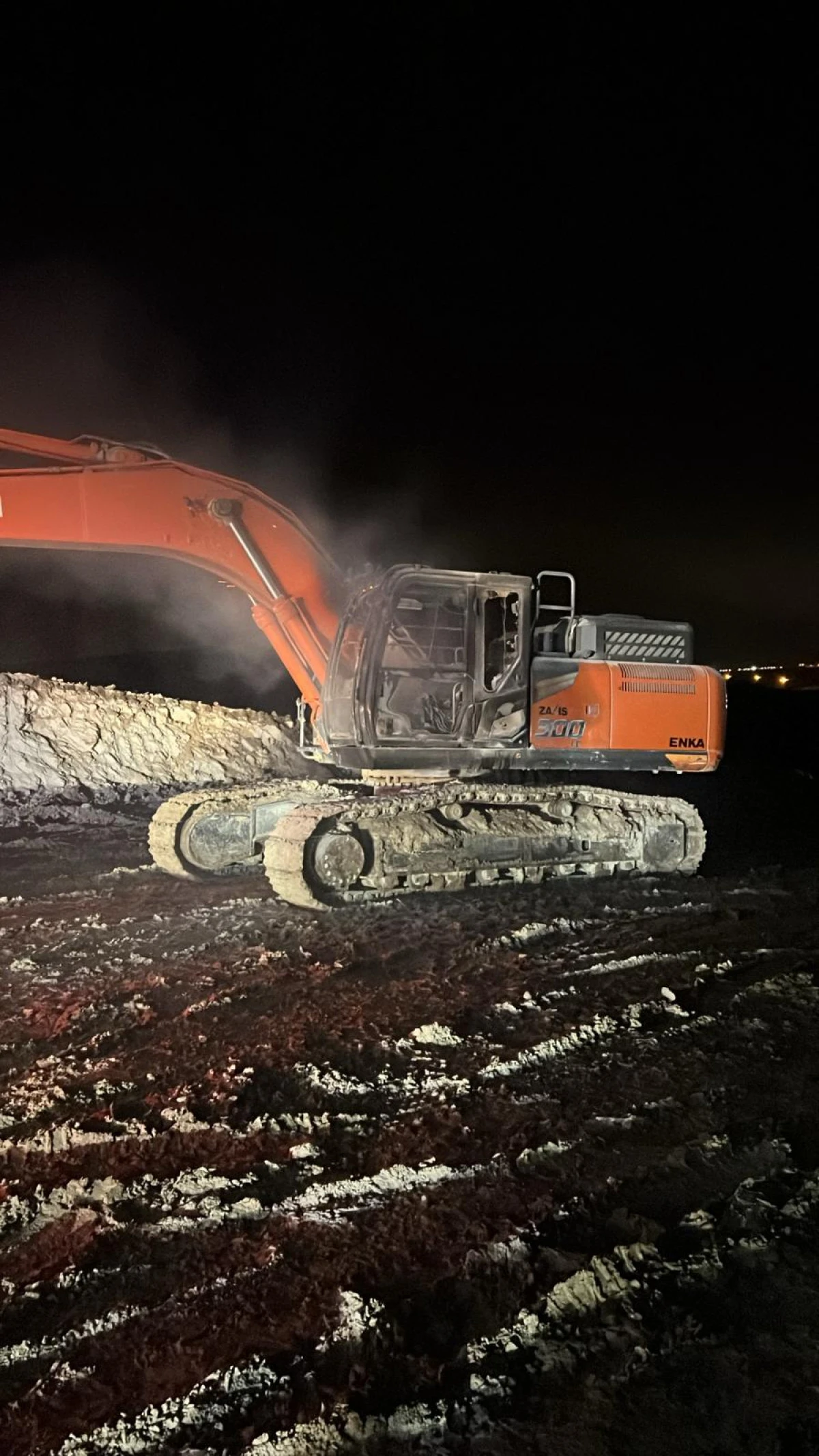 BATMAN OYMATAŞ OSB ŞANTİYESİNDE İŞ MAKİNESİ YAKILDI