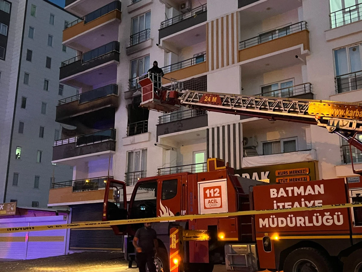 BATMAN&rsquo;DA 10 KATLI BİNANIN 3. KATI ALEVLERE TESLİM OLDU