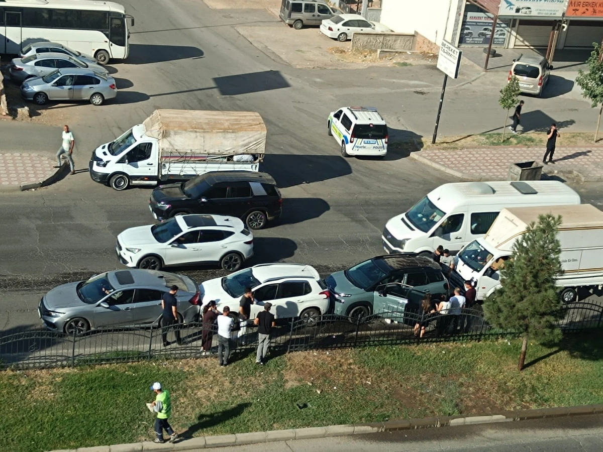 BATMAN'DA 4 ARA&Ccedil;LI ZİNCİRLEME KAZA