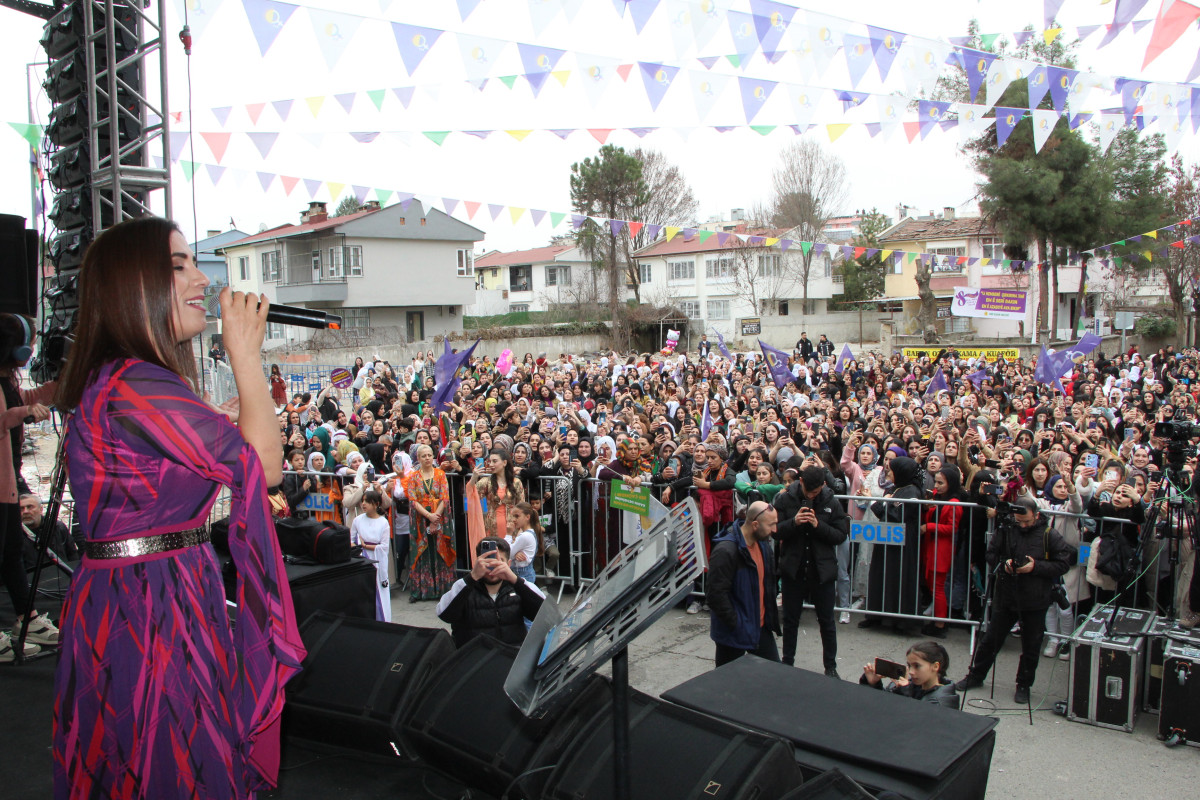BATMAN'DA 8 MART DÜNYA KADINLAR GÜNÜ HALAY VE ZILGITLARLA KUTLANDI
