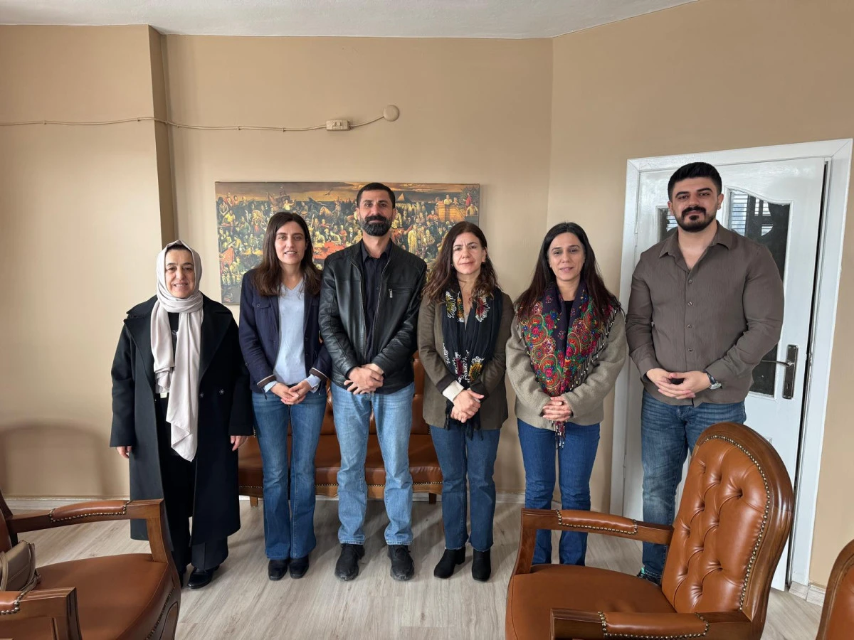 BATMAN&rsquo;DA 8 MART &Ouml;NCESİ B&Uuml;Y&Uuml;K BULUŞMA: "DİRENİŞLE &Ouml;ZG&Uuml;RLEŞİYOR, DEMOKRATİK TOPLUMU &Ouml;R&Uuml;YORUZ"