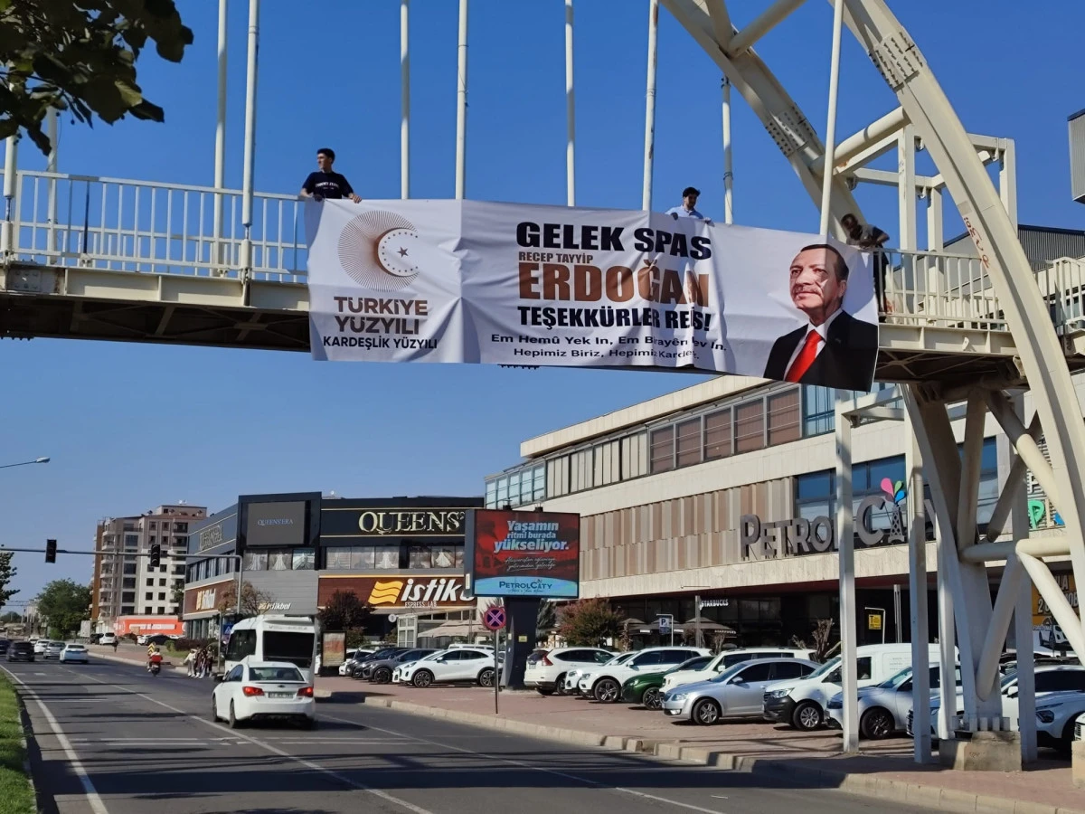 BATMAN&rsquo;DA AK PARTİ "TER&Ouml;RS&Uuml;Z T&Uuml;RKİYE" S&Uuml;RECİNE DESTEK PANKARTLARI ASTI
