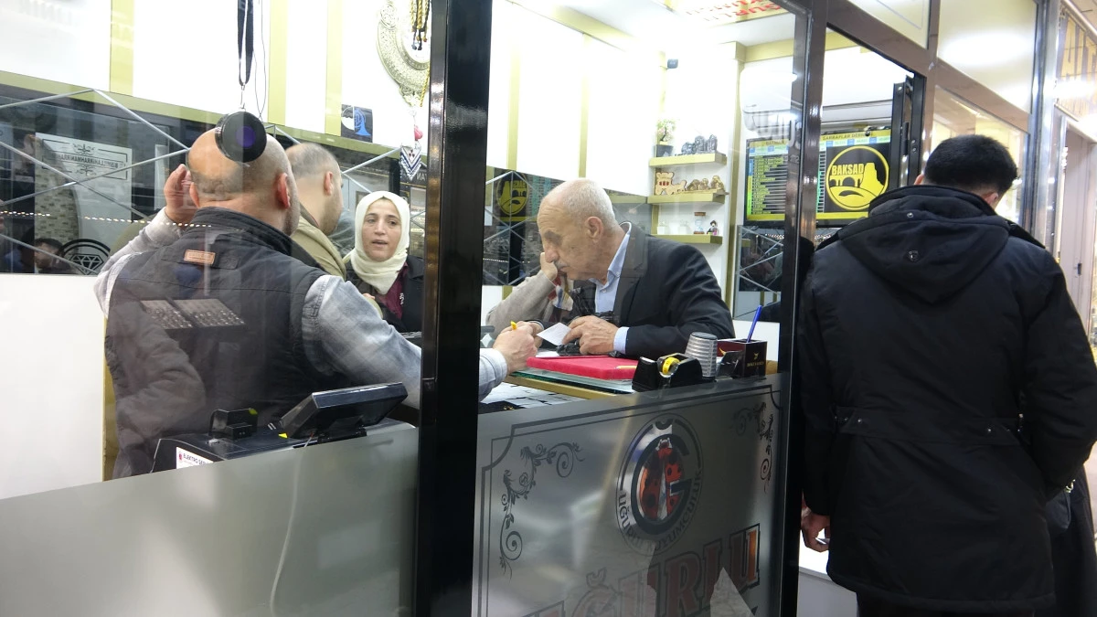 BATMAN&rsquo;DA ALTIN FİYATLARI D&Uuml;ŞT&Uuml;: VATANDAŞ KUYUMCULARA AKIN ETTİ