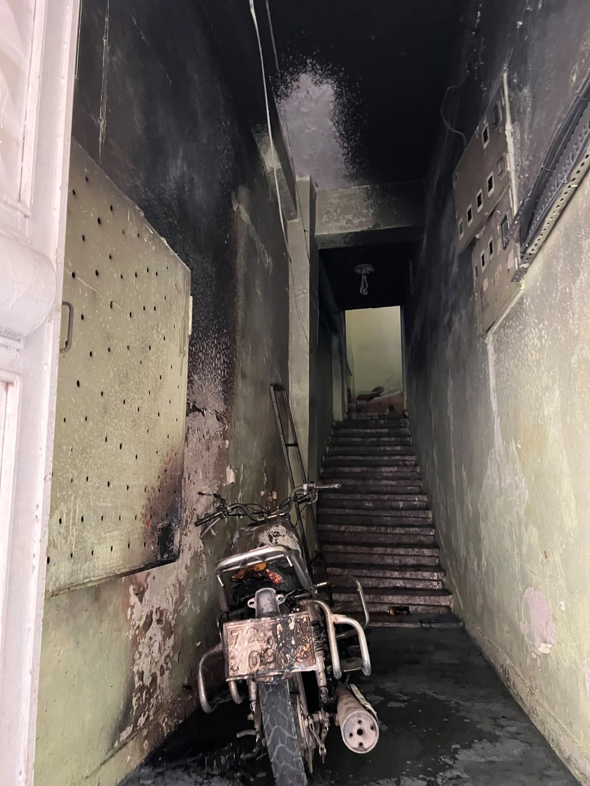 BATMAN&rsquo;DA APARTMAN GİRİŞİNDE &Ccedil;IKAN YANGIN MADDİ HASARA YOL A&Ccedil;TI