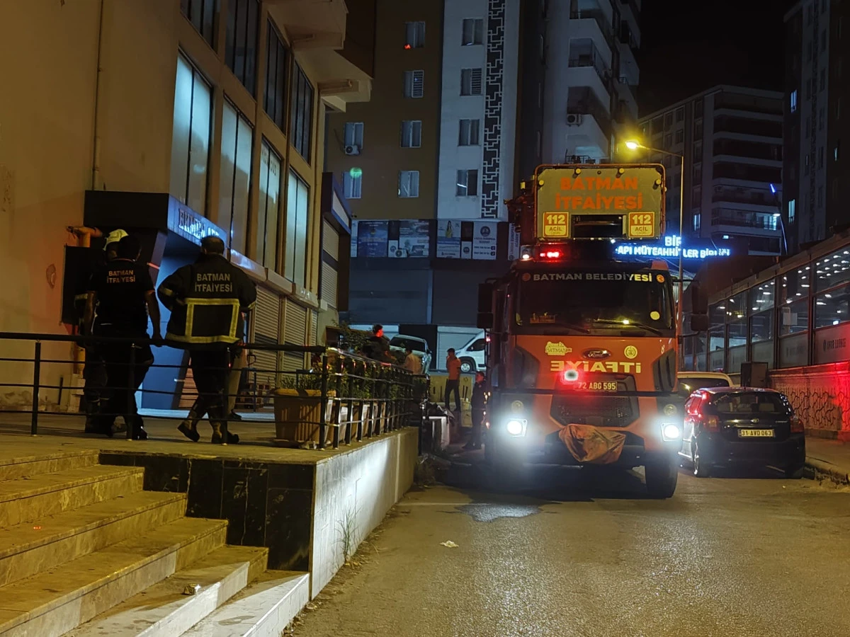 BATMAN&rsquo;DA APARTMAN İ&Ccedil;İNDE K&Acirc;ĞIT YANGINI ENDIŞEYE YOL A&Ccedil;TI