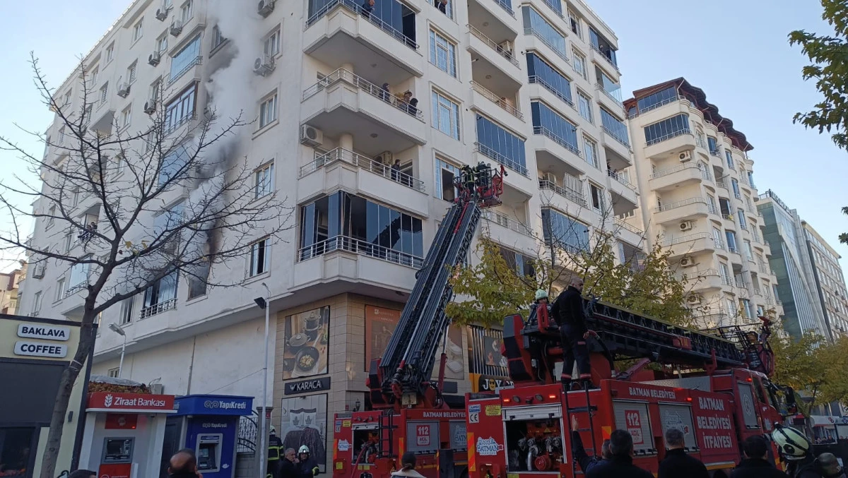 BATMAN&rsquo;DA APARTMAN YANGINI, 20&rsquo;DEN FAZLA KİŞİ İTFAİYE MERDİVENİYLE KURTARILDI