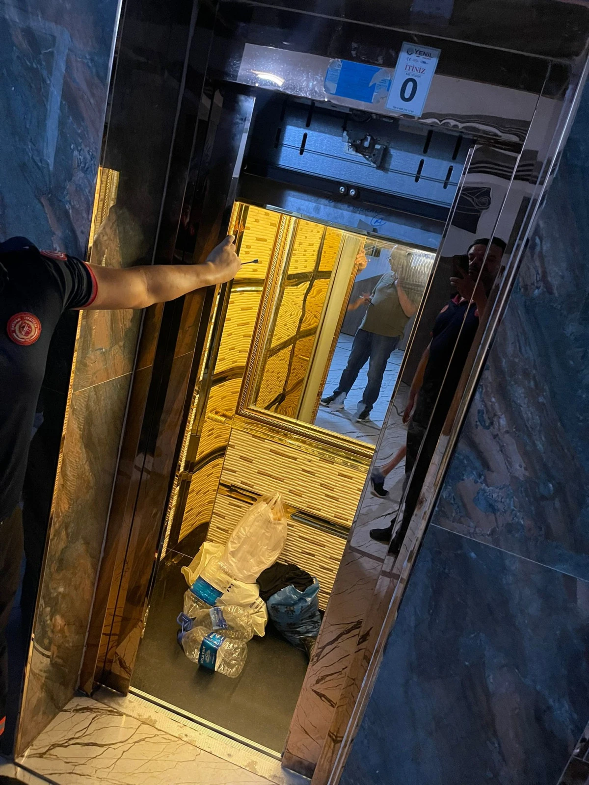 BATMAN'DA ASANSÖRDE MAHSUR KALAN 6 KİŞİ KURTARILDI