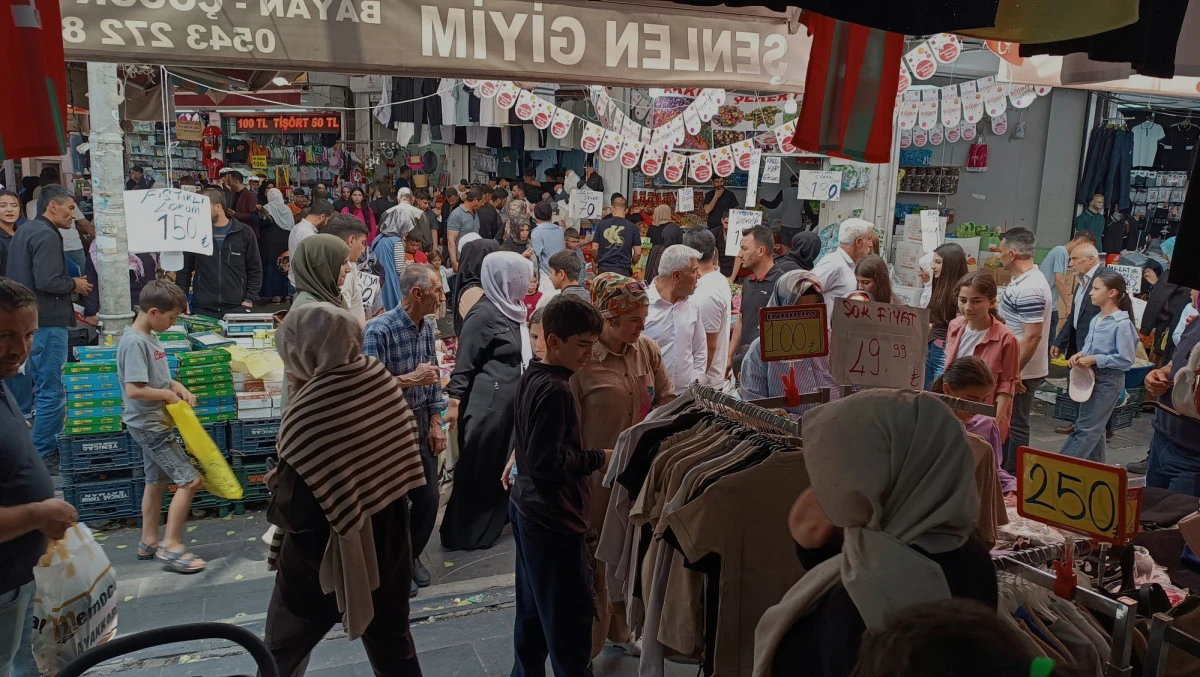 BATMAN&rsquo;DA BAYRAM HAREKETLİLİĞİ, ESNAFIN Y&Uuml;Z&Uuml; G&Uuml;LD&Uuml;