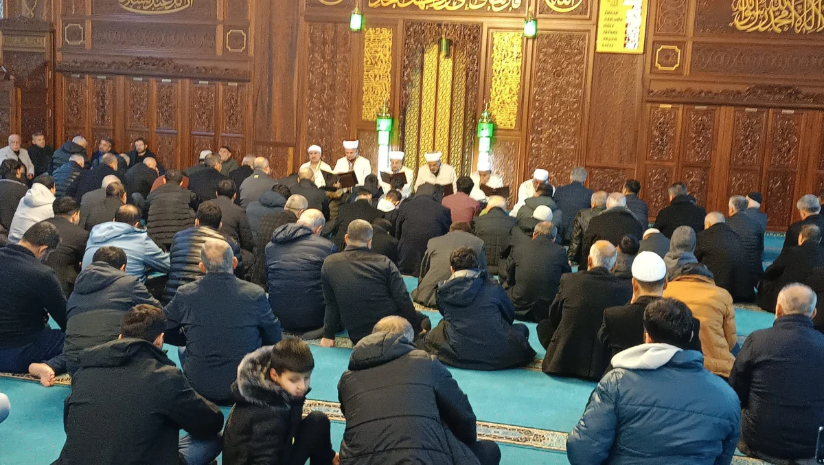 BATMAN'DA BERAT KANDİLİ DUALARLA İHYA EDİLDİ