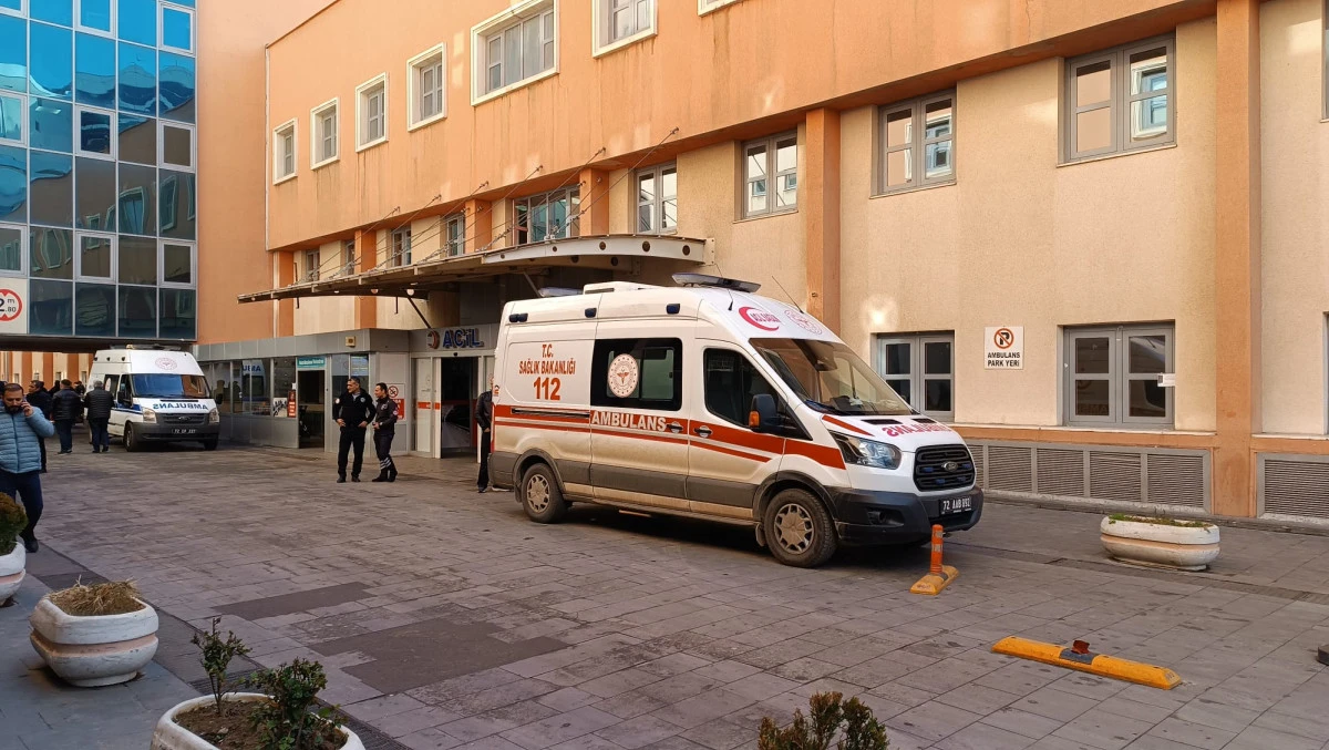 BATMAN&rsquo;DA BI&Ccedil;AKLI KAVGA: 20 YAŞINDAKİ GEN&Ccedil; AĞIR YARALANDI