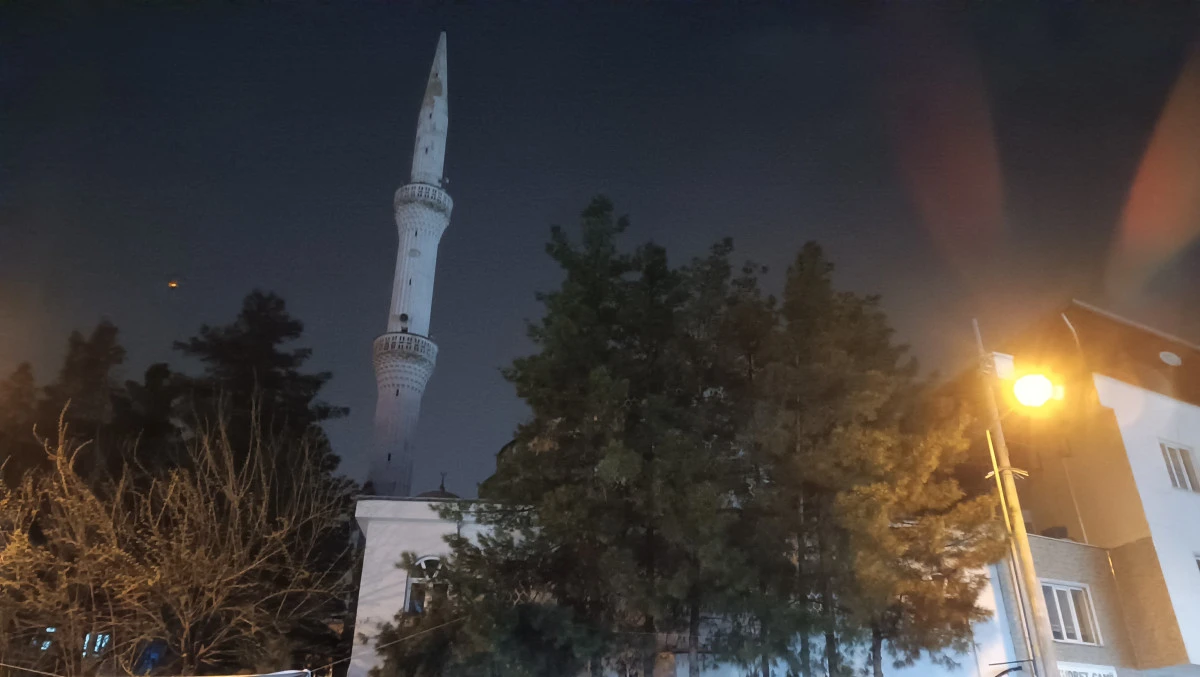 Batman&rsquo;da cami minaresine yıldırım d&uuml;şt&uuml;: Mahallede panik yaşandı