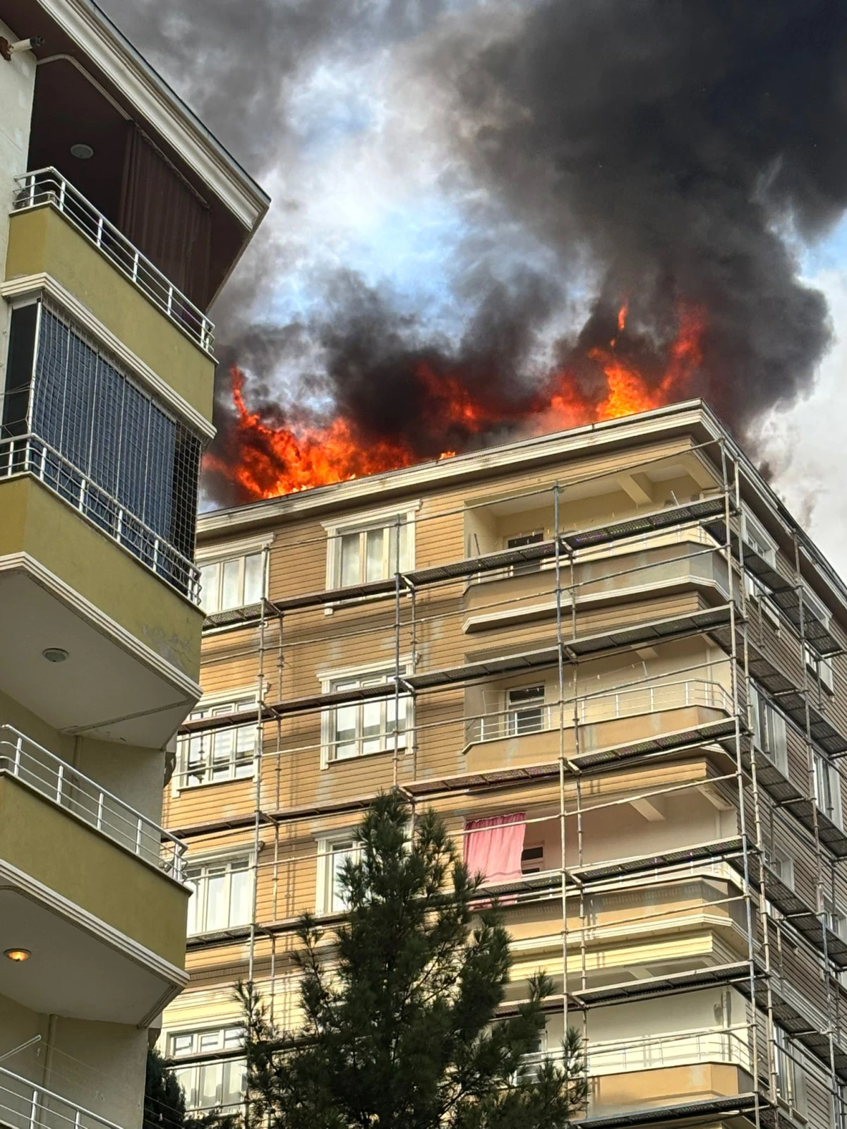 Batman’da Çatı Katında Yangın: Kıvılcımdan Alev Topuna Döndü