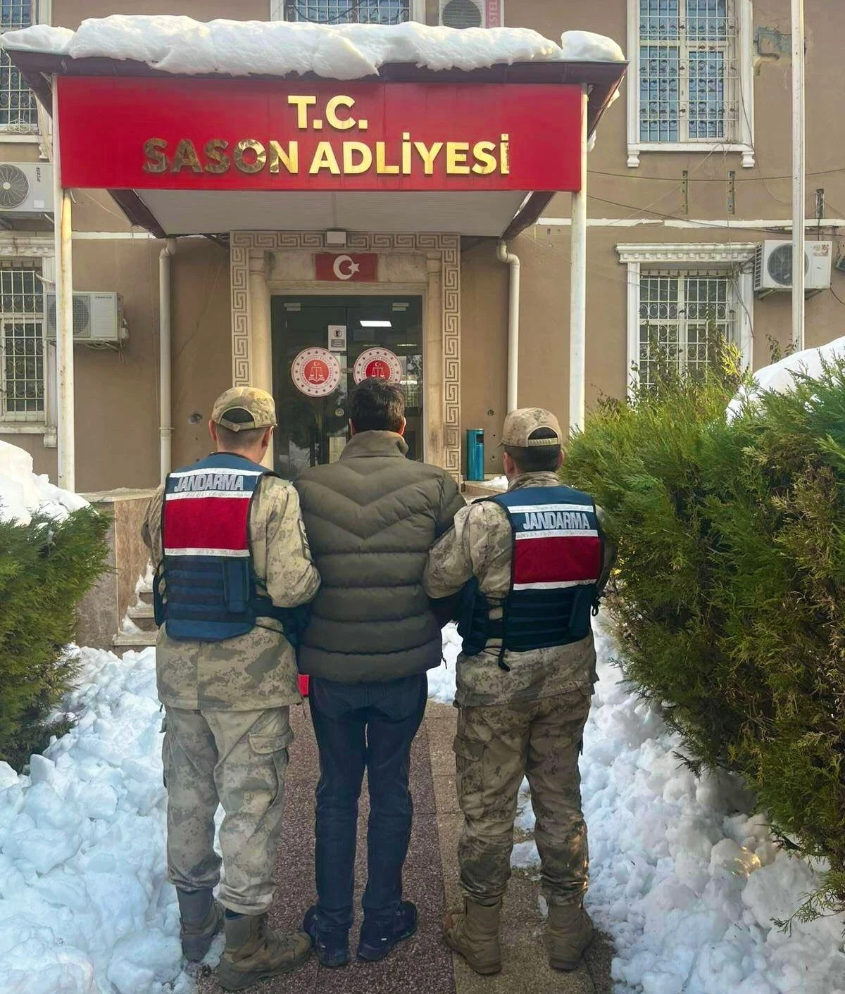 BATMAN&rsquo;DA &Ccedil;EŞİTLİ SU&Ccedil;LARDAN ARAMALARI OLAN 30 KİŞİ JANDARMA EKİPLERİ TARAFINDAN YAKALANDI