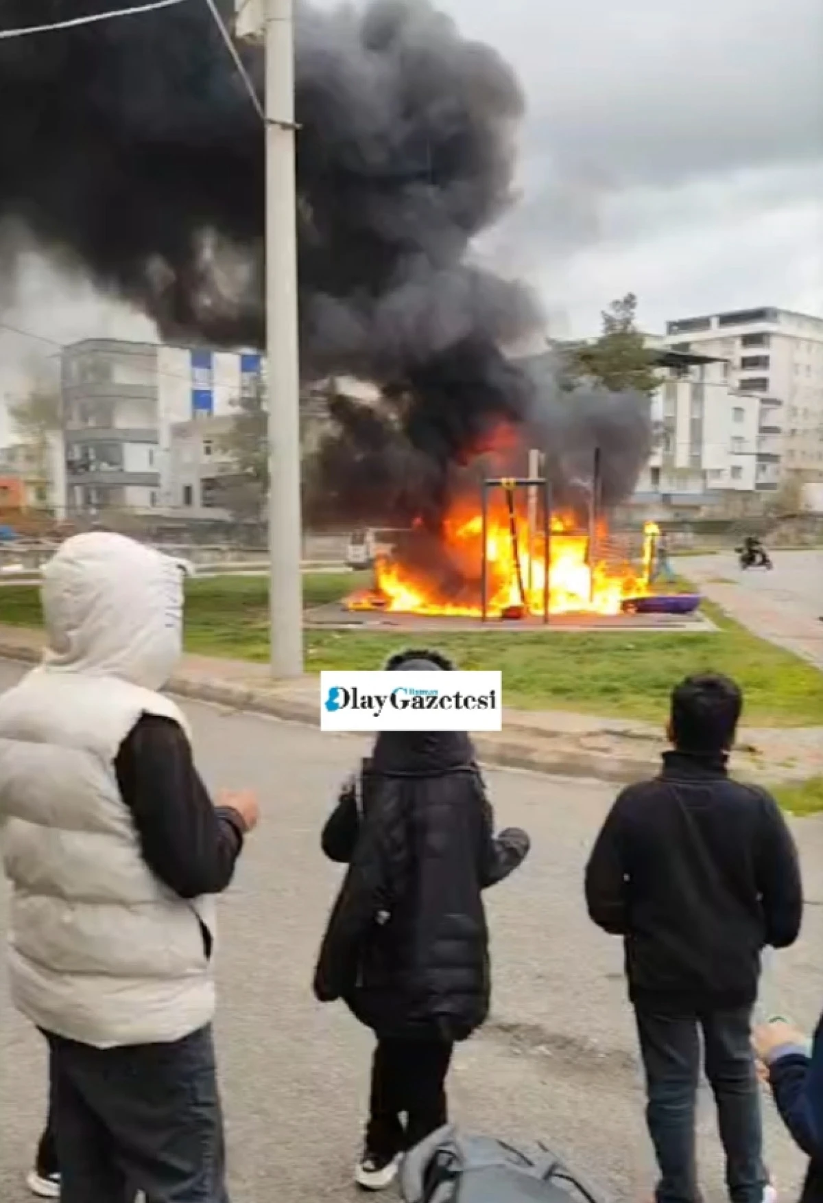 Batman&rsquo;da &ccedil;ocuk parkında yangın paniği