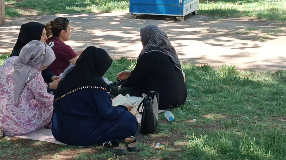BATMAN&rsquo;DA &Ccedil;OCUKLARI SINAVA GİREN VELİLER DUA ETTİ