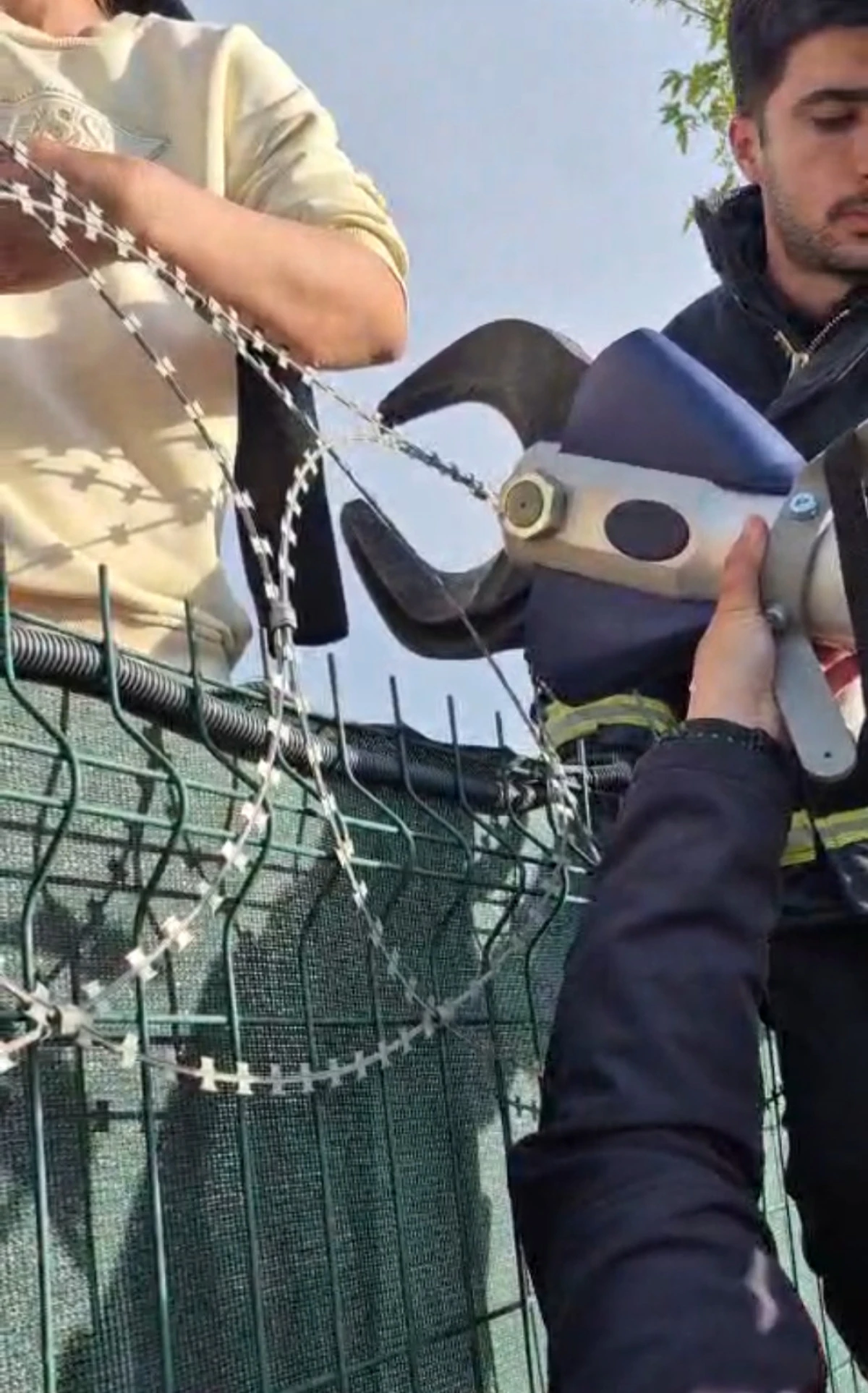 Batman&rsquo;da Dikenli Tele Sıkışan Vatandaşı İtfaiye Kurtardı