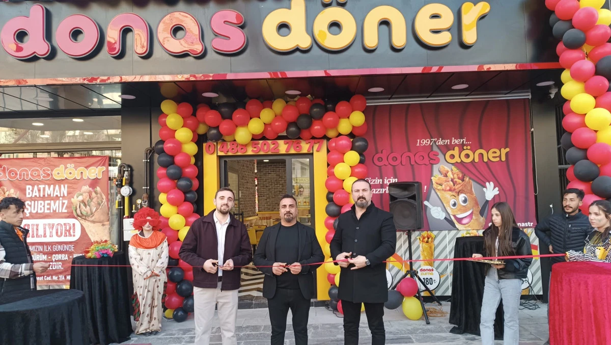 BATMAN&rsquo;DA DONAS D&Ouml;NER A&Ccedil;ILIŞA &Ouml;ZEL 1000 KİŞİLİK &Uuml;CRETSİZ İFTAR İKRAMI YAPTI