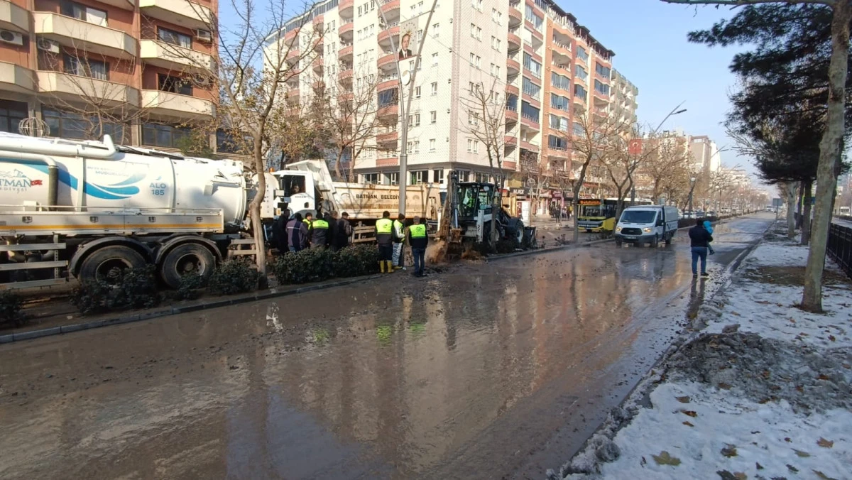 BATMAN&rsquo;DA DONDURUCU SOĞUK SU BORUSUNU PATLATTI: CADDE G&Ouml;LE D&Ouml;ND&Uuml;