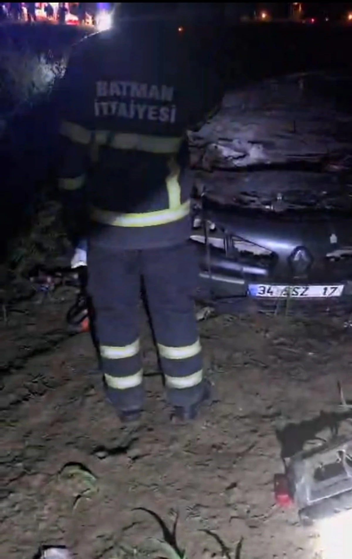 BATMAN&rsquo;DA FECİ KAZA: ŞARAMPOLE YUVARLANAN OTOMOBİLDE 3&rsquo;&Uuml; AĞIR, 4 YARALI