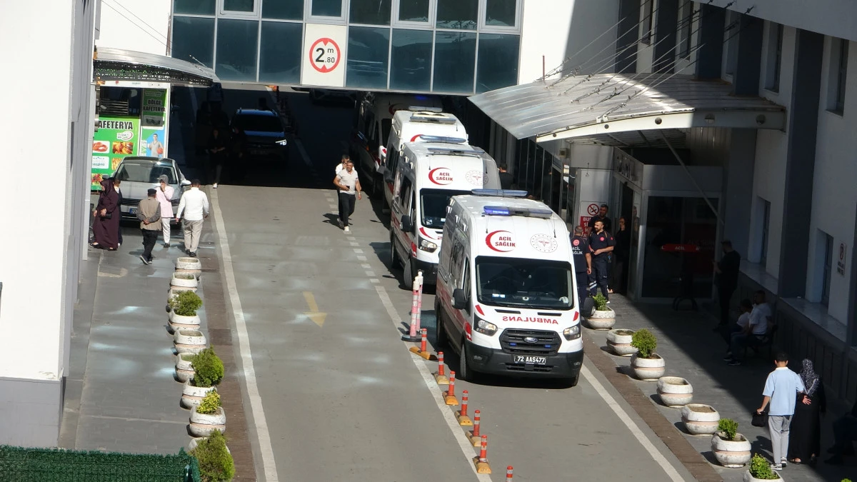 BATMAN&rsquo;DA GERİ MANEVRA YAPAN OTOMOBİL YAYALARA &Ccedil;ARPTI: 2 YARALI