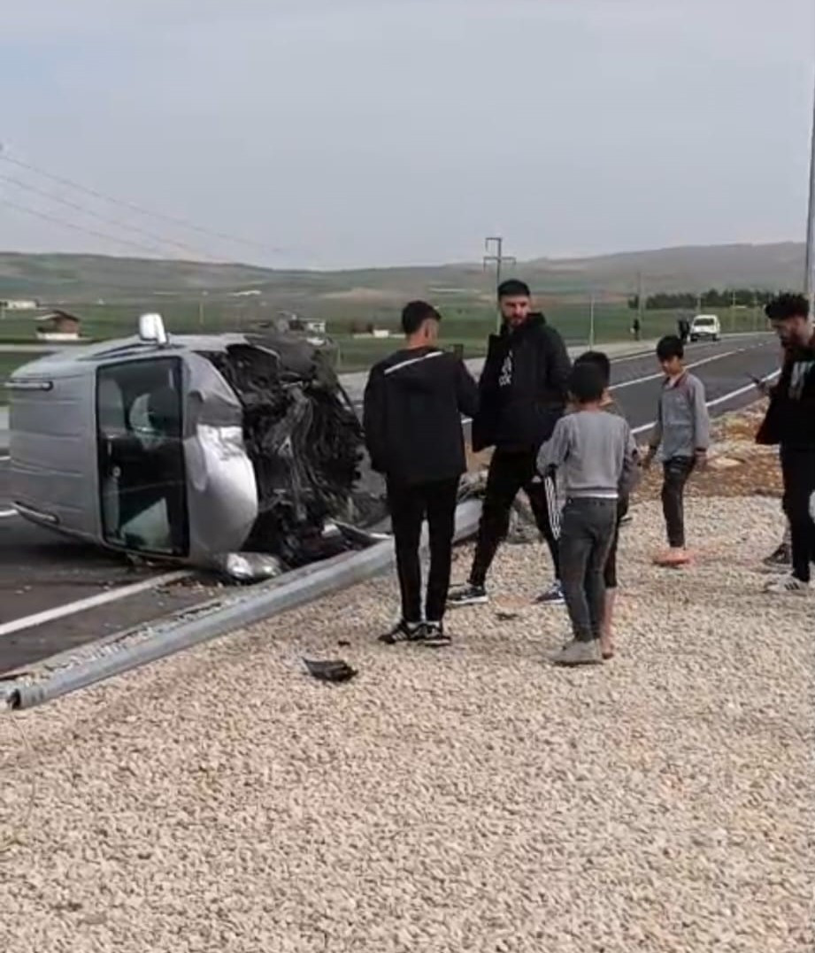 BATMAN’DA HAFİF TİCARİ ARAÇ AYDINLATMA DİREĞİNE ÇARPTI: 2 YARALI