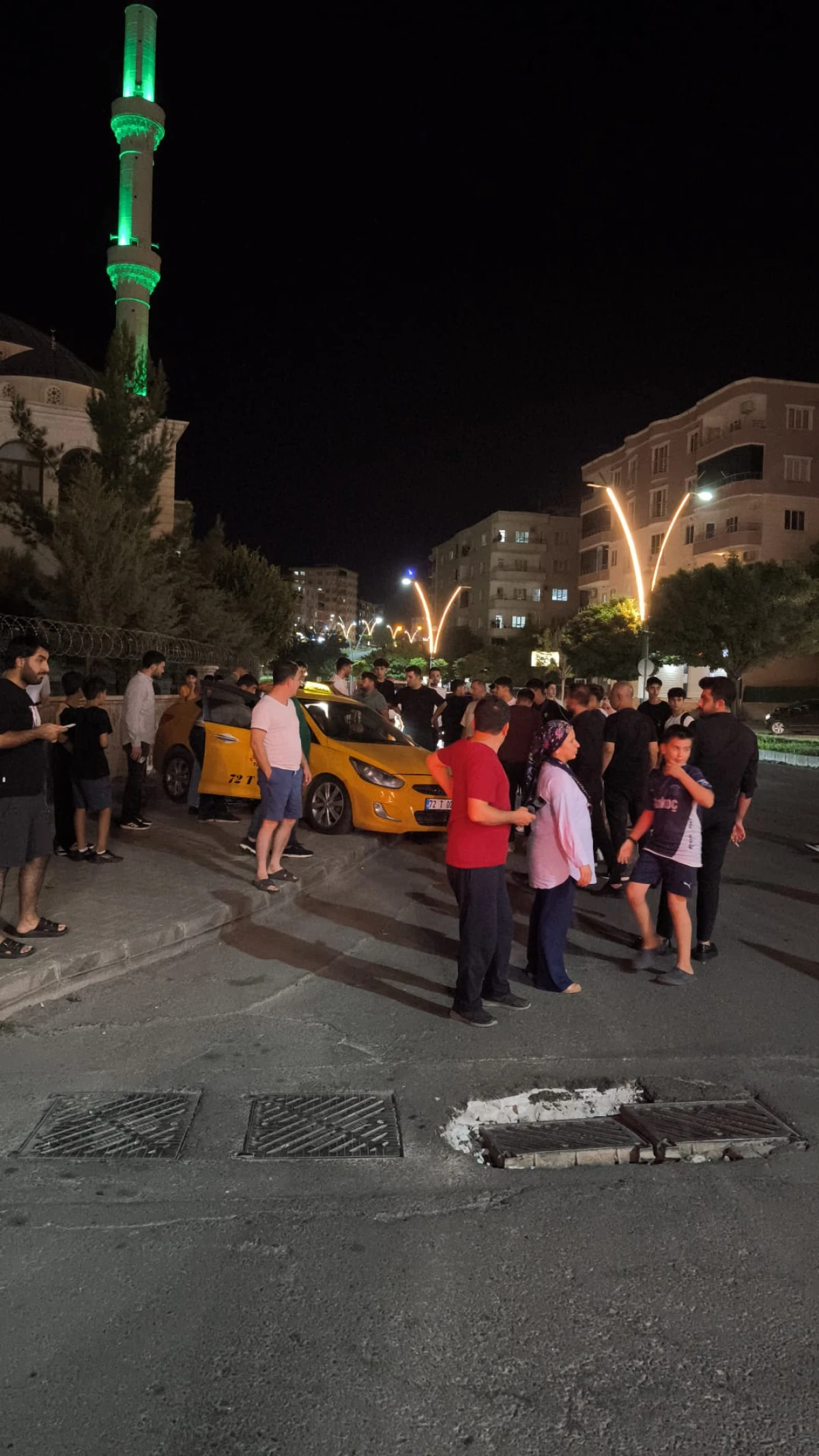 BATMAN&rsquo;DA HAFİF TİCARİ ARA&Ccedil; İLE TAKSİ &Ccedil;ARPIŞTI: 2 YARALI